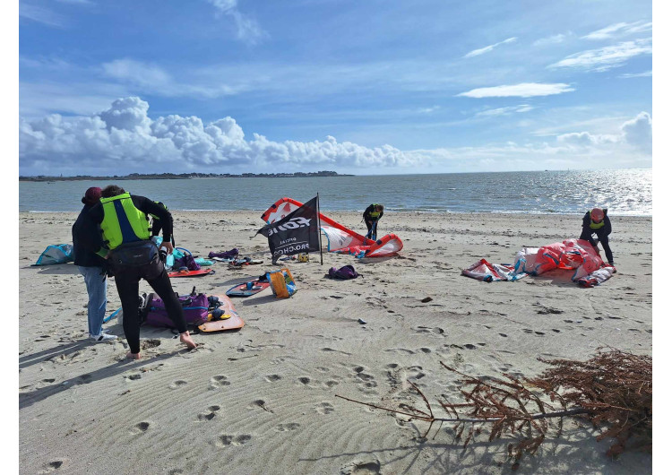 Apprendre le kitesurf ou le wingfoil en école ?